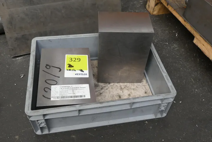 Konvolut Metallblöcke / Aufspannklötze (Stahl) / Rohmaterial Palette und Kiste mit Inhalt